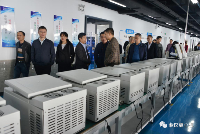 창사 의료 기기 산업 협회의 검사 전문가위원회 위원은 후난 샹이 실험실 계기 개발 유한 회사와 같은 의료 기기 기업을 방문했습니다.