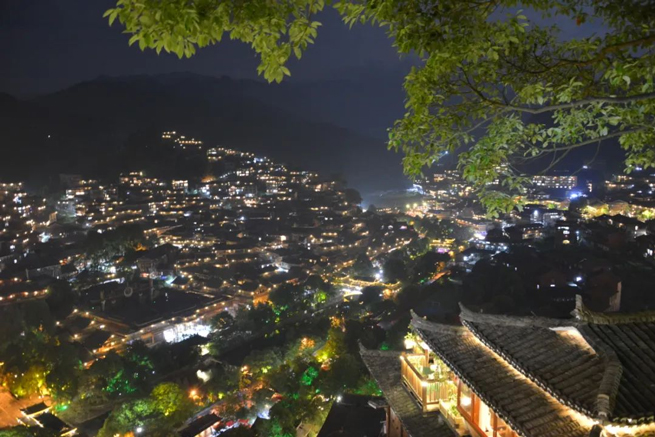 중국 공산당 창립 100 주년 기념 Xiangyi 원심 다채로운 Guizhou 5 일 투어