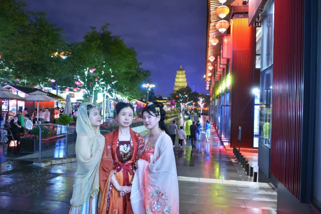 Xiangyi 직원은 고대 수도 Xi'an 에 모여 천년의 역사와 문화 여행을 경험했습니다.