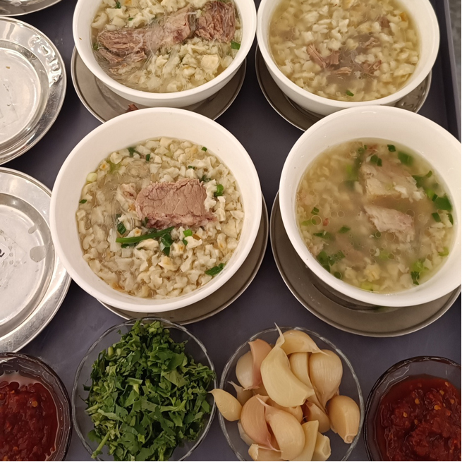 Xiangyi 직원은 고대 수도 Xi'an 에 모여 천년의 역사와 문화 여행을 경험했습니다.