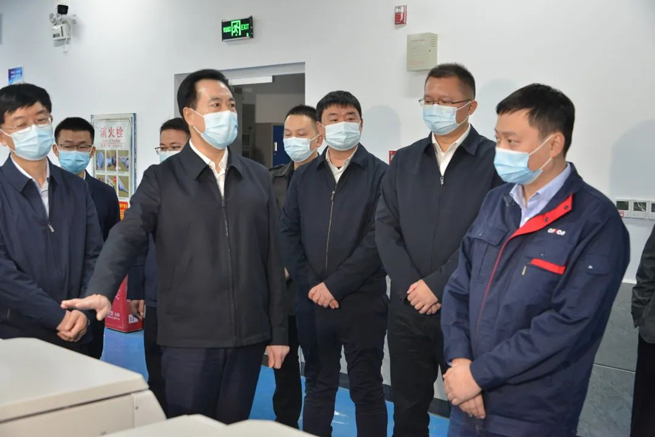 왕청지구당위원회 장관, 샹이 원심분리기 방문